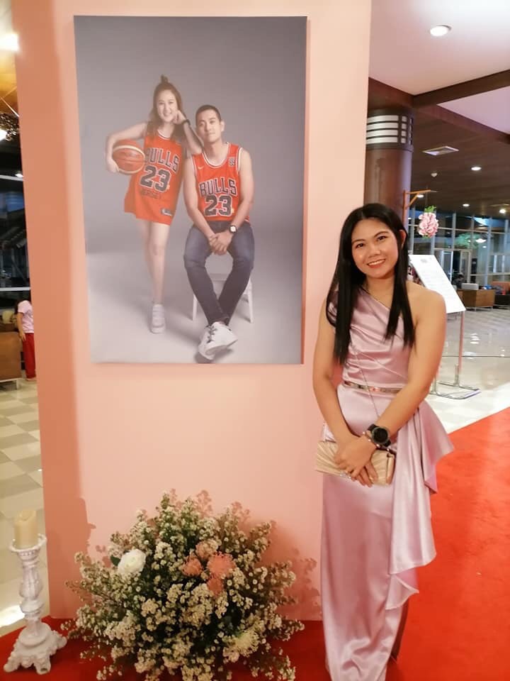 พร้อมเช่า ชุดเดรส เดรสไหล่เดียว ผ้าดัชเชส แพทเทิร์นเนียบ แต่งระบายสะโพก สีชมพูอมม่วง