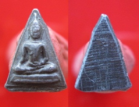 พระพุทธสามเหลี่ยม เนื้อตะกั่ว หลังตาแกรง ไม่ทราบที่