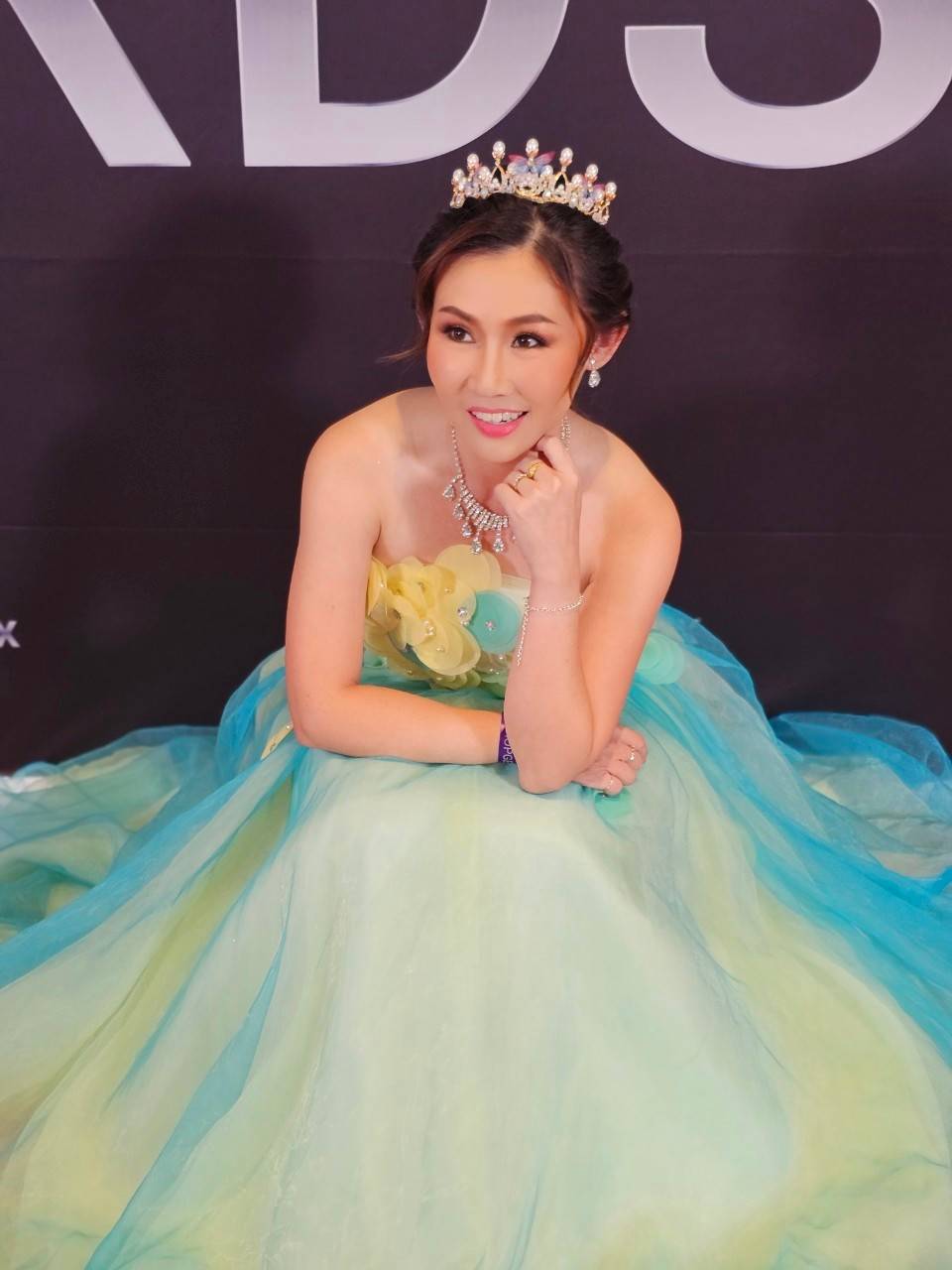 พร้อมเช่า ชุดแฟนซี ชุดราตรียาว เกาะอก แต่งดอกไม้ช่วงบน กระโปรงพองสวย