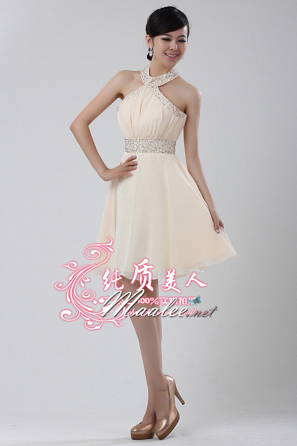 พร้อมเช่า ชุดราตรีสั้น คล้องคอ เว้าไหล่ สีขาว ปักเลื่อมละเอียดช่วงอก คอและเอว