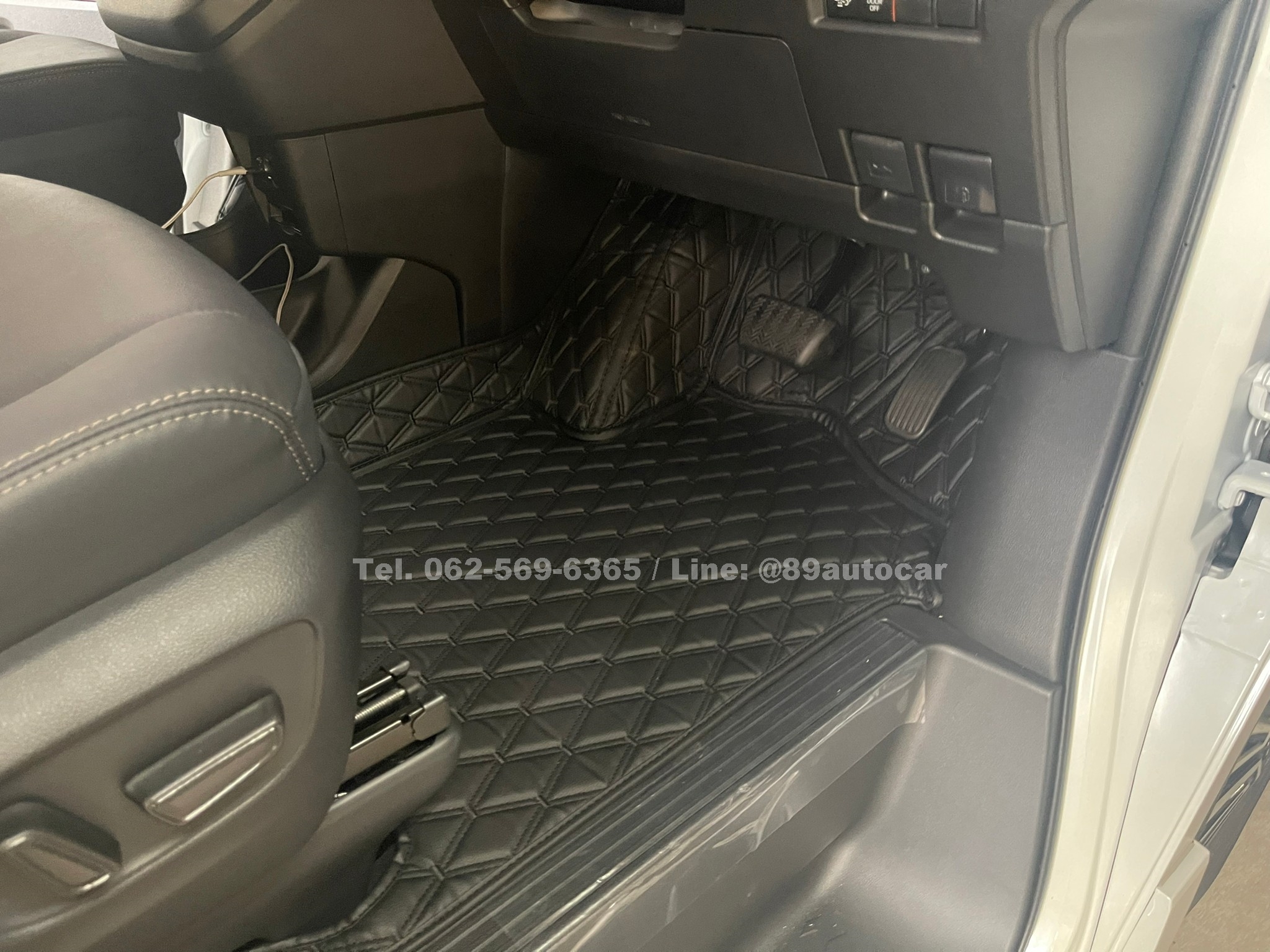 พรมปูพื้นรถ Toyota Majesty My 2024 ปูพรมVVIP สีดำด้ายดำ เต็มคัน