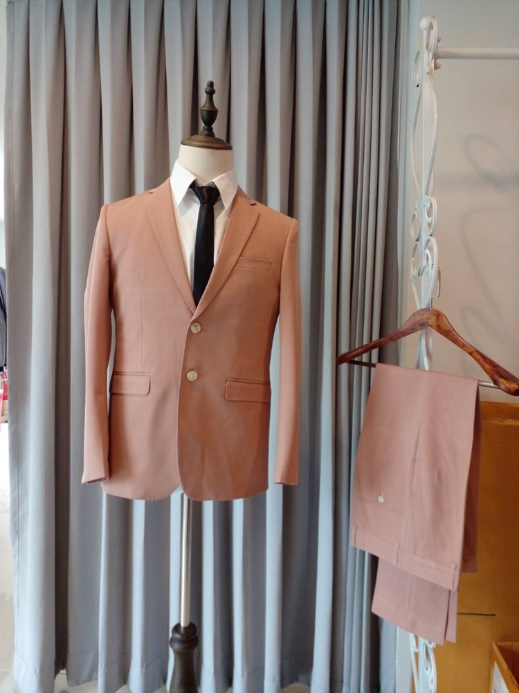 พร้อมเช่า ชุดสูทชาย สูทสีชมพูนู๊ด Nude Pink รุ่น 2 กระดุม (ไม่มีเสื้อกั๊ก)