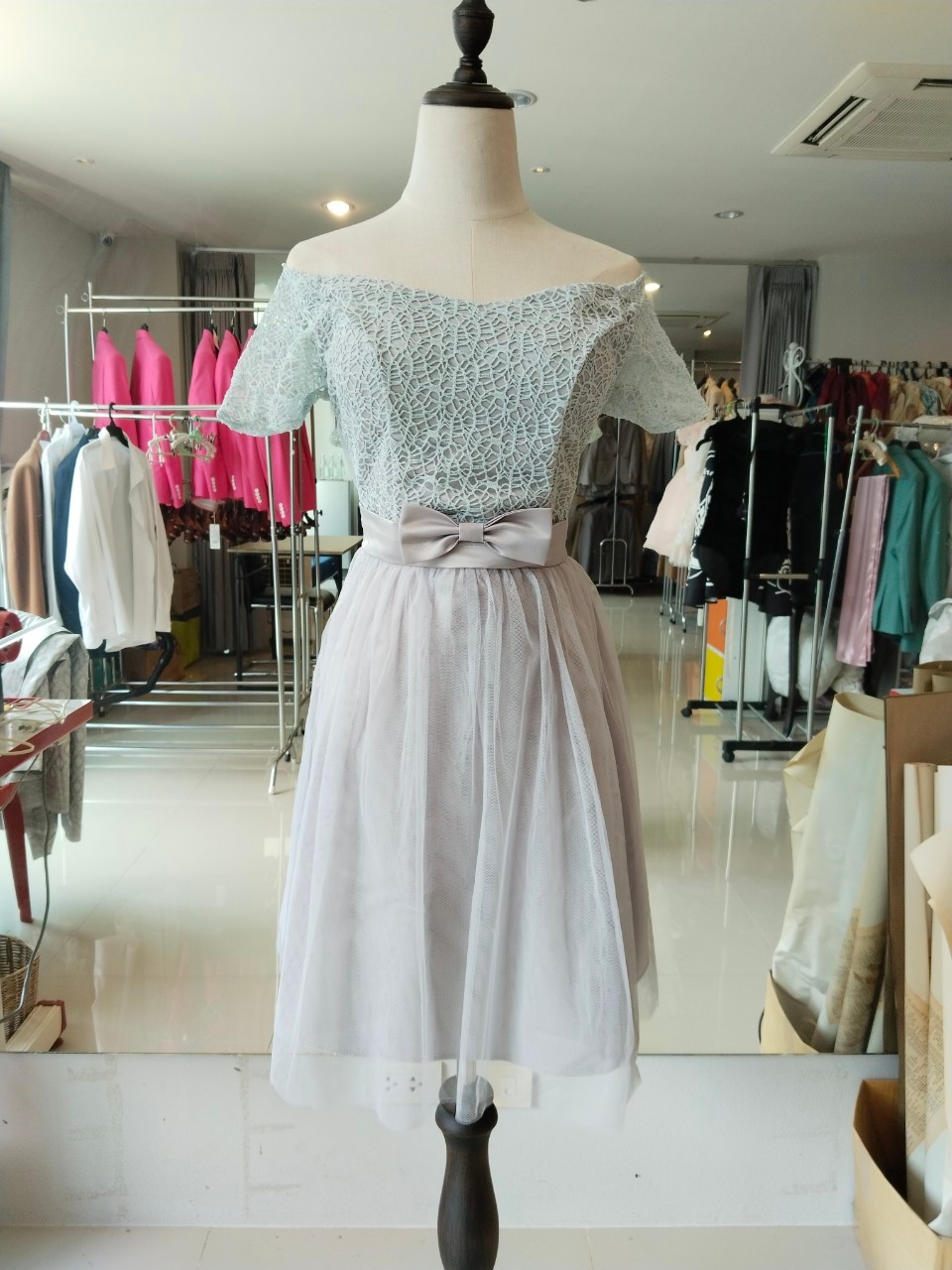 พร้อมส่ง ชุดราตรีสั้น ปาดไหล่ลูกไม้ กระโปรงตาข่าย สีเทา(จับสม๊อกด้านหลัง)