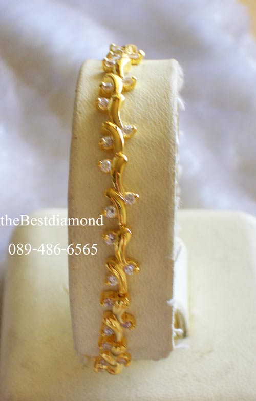 BC012===สร้อยข้อมือเถาวัลย์เลื้อย=== ดีไซน์น่ารักๆ คล้ายเถาวัลย์เล็กๆ ดูดีมากค่ะ งานสวย ไม่หรูหราเกินไป แต่ก็ดูดีมีระดับ เพชรไม่ใหญ่มาก ใส่ได้ทุกโอกาส