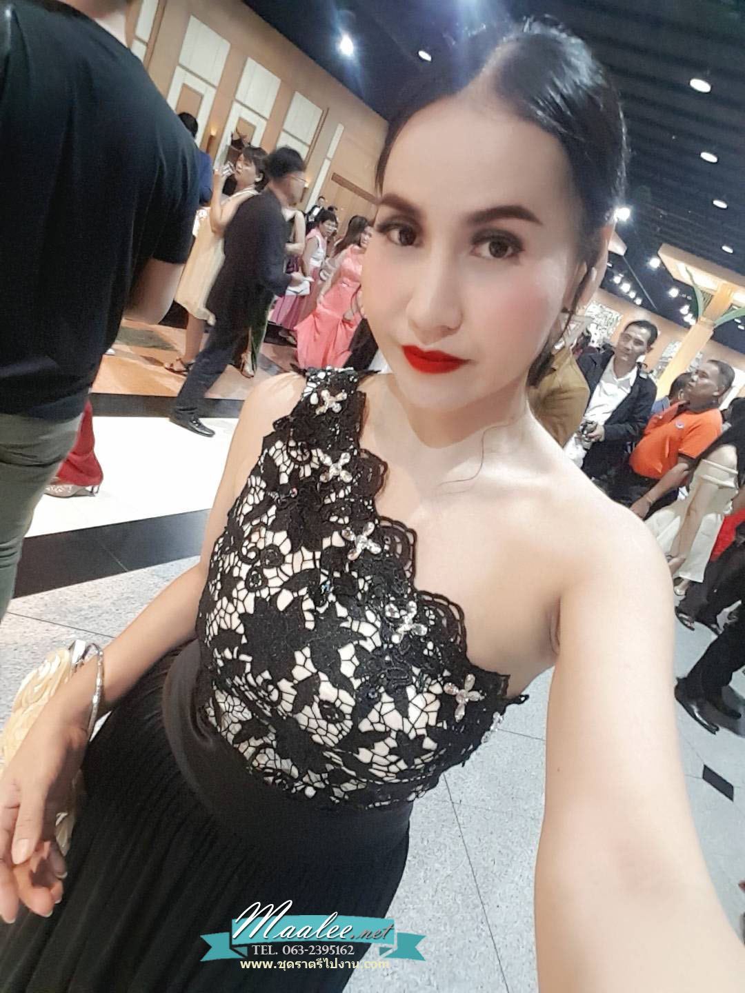 พร้อมเช่า ชุดราตรียาว ไหล่เดียว อกแต่งลูกไม้ ประดับคริสตัลหรู กระโปรงเนื้อนิ่มผ้ามัน สีดำ