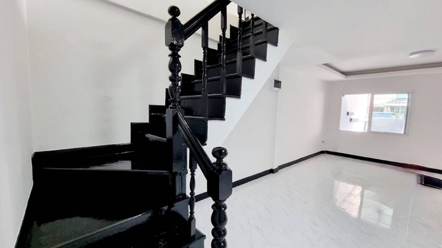 ขายทาวน์เฮ้าส์หมู่บ้านกรุงทอง 2 ชั้น 2 ห้องนอน 1 ห้องน้ำ รีโรเวทใหม่ พร้อมเข้าอยู่ ฟรีโอน