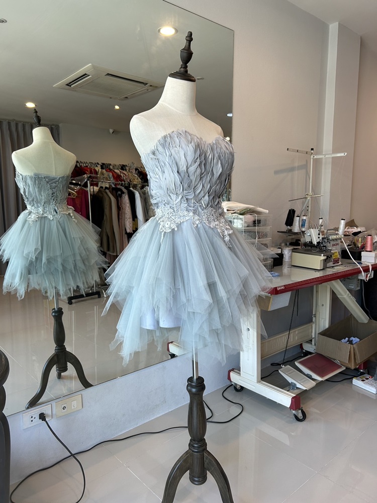 พร้อมเช่า ชุดแฟนซี ชุดราตรีสั้น สีเทา เกาะอก ขนนก กระโปรงระบายเป็นชั้น ๆ เชือกผูกหลัง