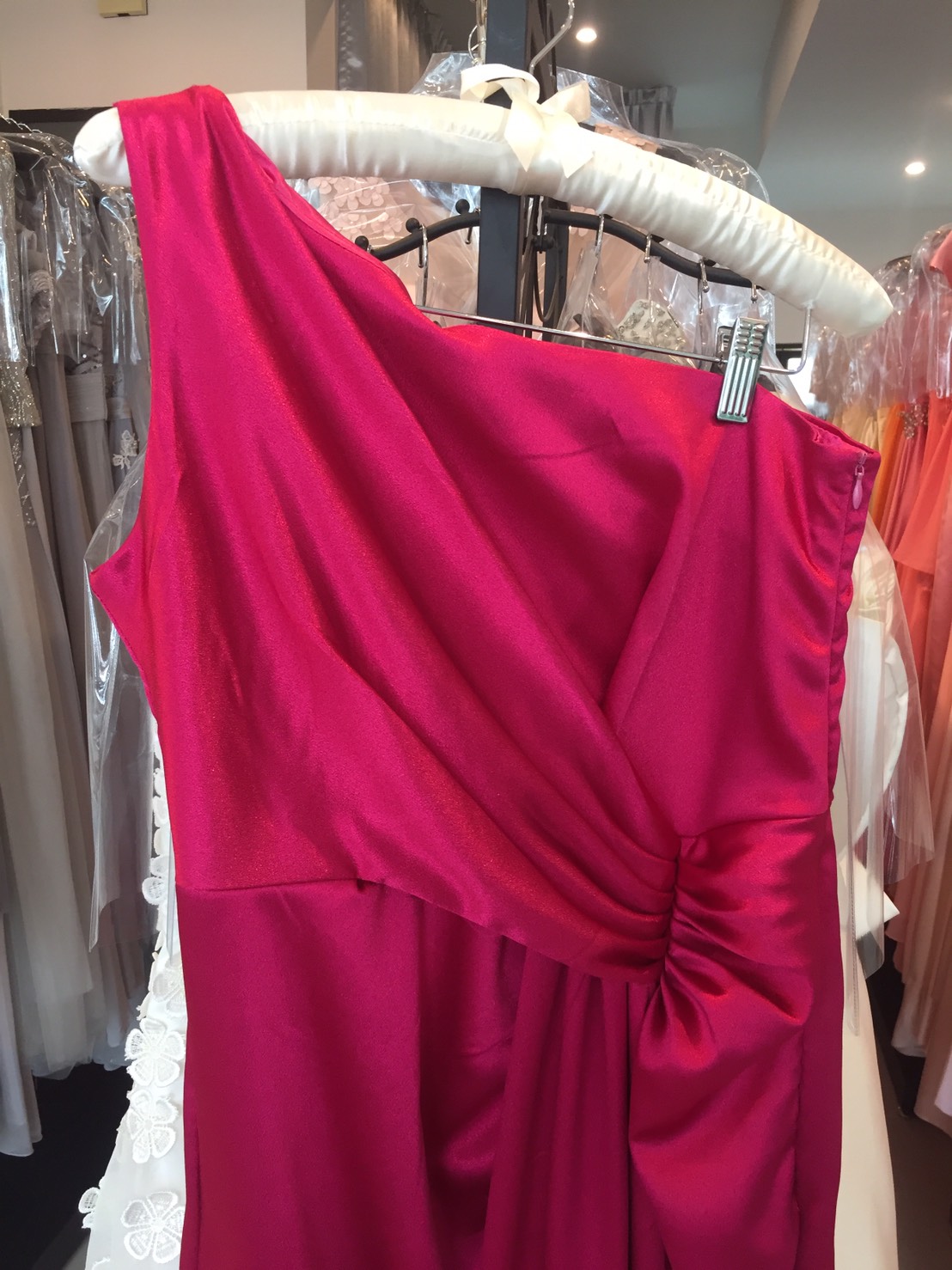 พร้อมเช่า ชุดเดรส เดรสไหล่เดียว แพทเทิร์นเก๋ จับเดรปหน้า สีบานเย็น