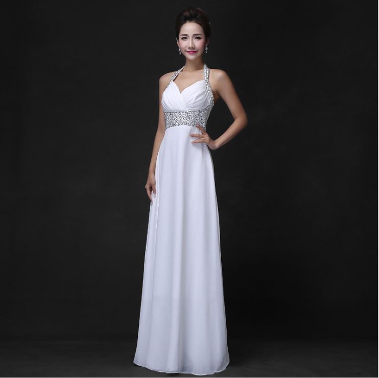 พร้อมเช่า ชุดราตรียาว สีขาว off-white แบบเก๋ คล้องคอ ช่วยยกเนินอกสวย