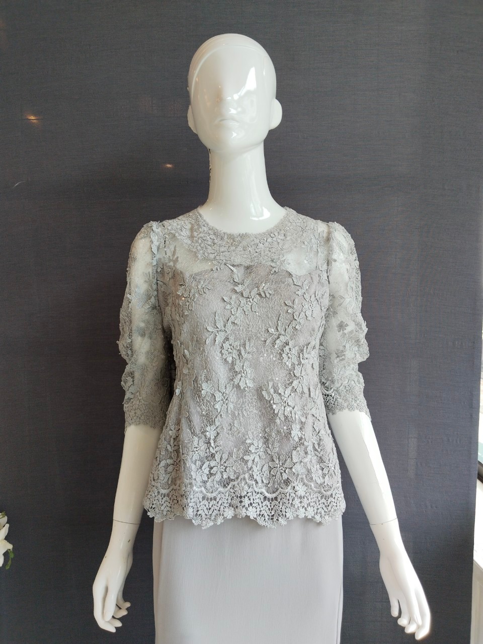 พร้อมเช่า ชุดเสื้อลูกไม้ คอกลม สีเทา แขนตุ๊กตาสามส่วน กระโปรงทรงหางปลา