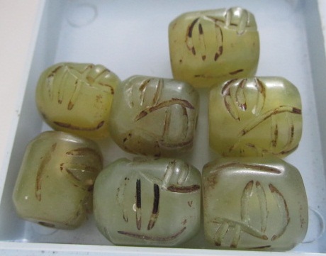 ลูกปัดโบราณหินหยกแกะลายหน้าคนจำนวน.7.เม็ด.