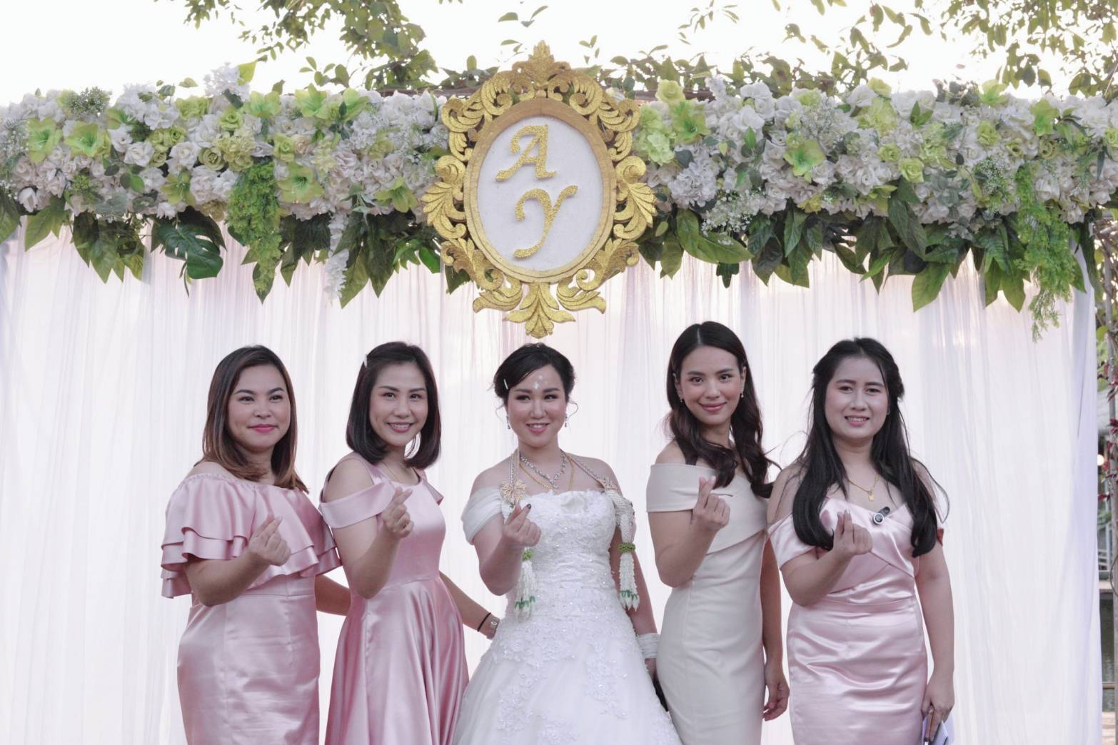 พร้อมเช่า เดรสออกงาน สีนู๊ด เรียบหรู ไหล่ไขว้ ทรงเข้ารูป