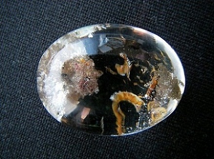 QU0012 QUARTZ แก้วเข้าแก้ว ปวกแดงคลุม กระจายด้วยฐานแผ่นแก้วกาบสีเหลืองทอง พม่า ขนาดเม็ดแก้ว 17.66x23.16x12.82 ct. นน. 38.81 ct.