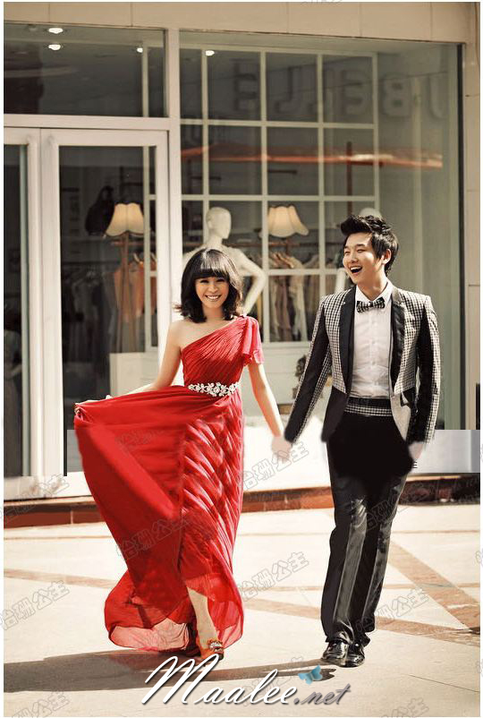 พร้อมส่ง ชุดราตรียาว สีแดง ไหล่เดียว แขนย้วย ผ้าอัดพลีทสวย แต่งเลื่อมช่วงเอว