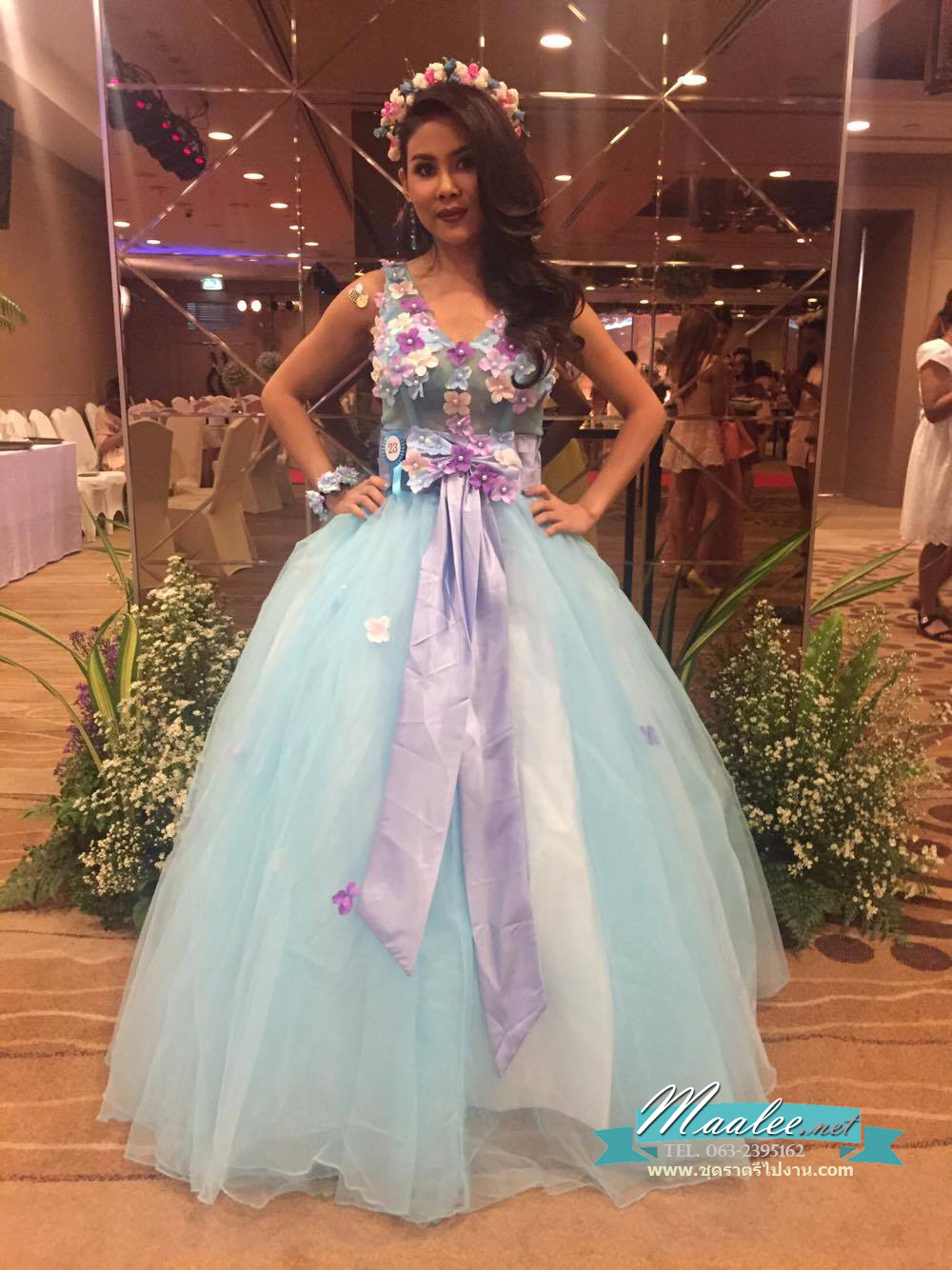พร้อมเช่า ชุดแฟนซียาว แบบแขนกุด กระโปรงผ้าแก้ว ช่วงบนเป็นผ้าตาข่าย แซมด้วยดอกและผูกโบว์ช่วงเอว สวยมาก สีฟ้า (เชือกผูกหลัง)