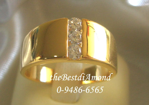 +++RL001+++แหวนทรงปลอกมีด ตรงกลางมีเพชรเรียงด้านยาว ทรงโมเดินส์มาก เรียบ หรู ดูดีมาก ตัวเรือนทองแวววาว .ใส่ติดนิ้วได้ตลอดเลยค่ะ