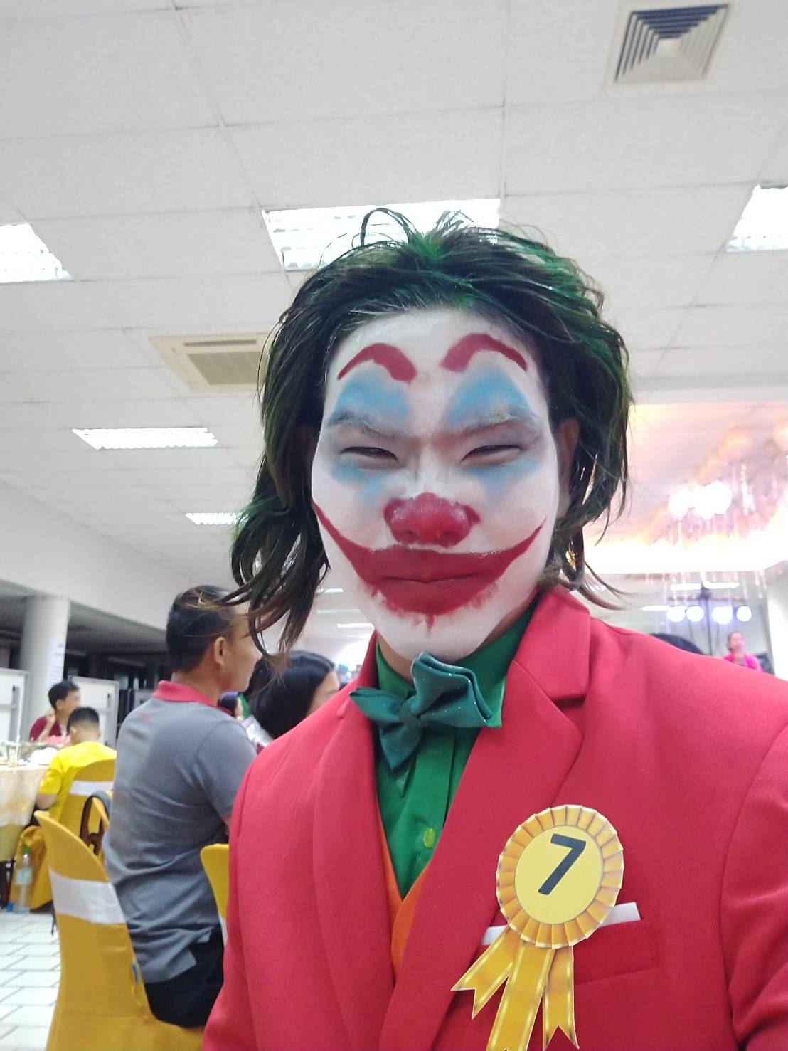 พร้อมเช่า ชุดสูทชาย สีแดงสด แต่งกระดุมดำ +เสื้อกั๊กสีส้มสด