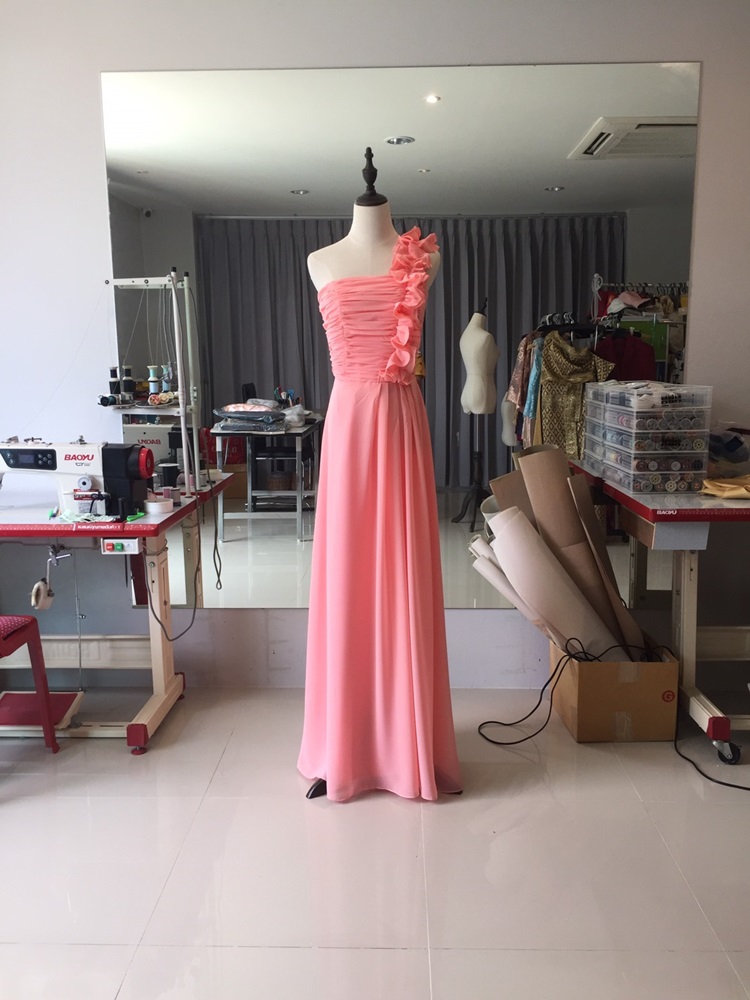 พร้อมเช่า ชุดราตรียาว ไหล่เดียว จับจีบตลอดช่วงเอว แต่งระบายไหล่ซ้าย เรียบหรู สีฟ้า