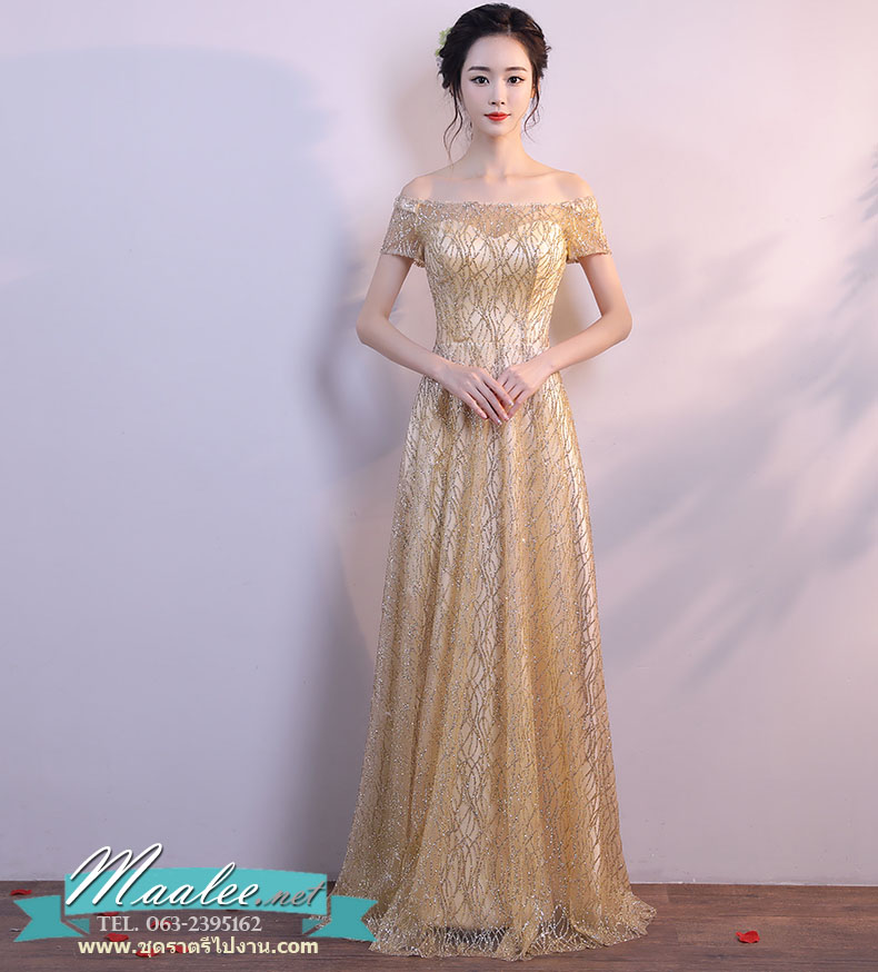 พร้อมเช่า ชุดราตรียาว แบบไหล่ปาดแขนสั้น สีทอง แต่งเม็ดกากเพชรทั้งชุด มาพร้อมเข็มขัดรูปใบไม้สีทอง หรูมาก
