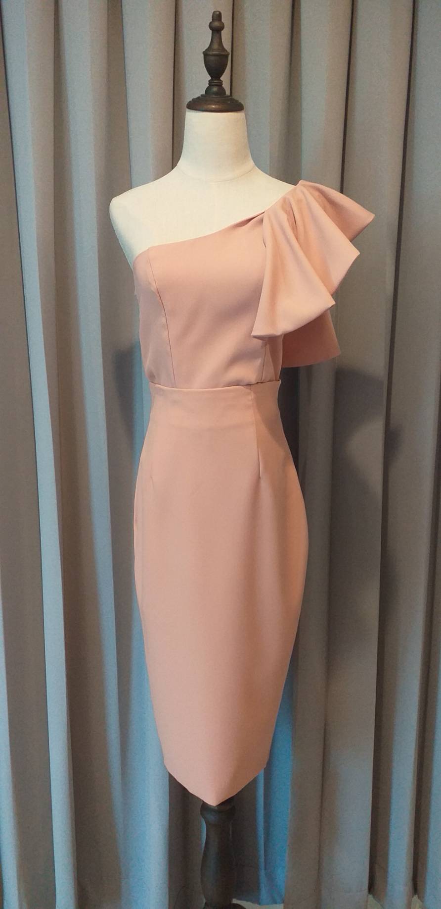 พร้อมส่ง ชุดออกงาน ไหล่เดียว แต่งระบาย สีNude ใส่ได้ทั้งงานเช้า งานเย็น
