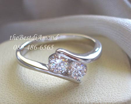 BR043RD+++แหวนเฉียงเพชร 2 เม็ด+++ งานน่ารักมาก เพชรเฉียง ตัวเรือนเอี้ยวนิดๆ สวยเก๋ค่ะ