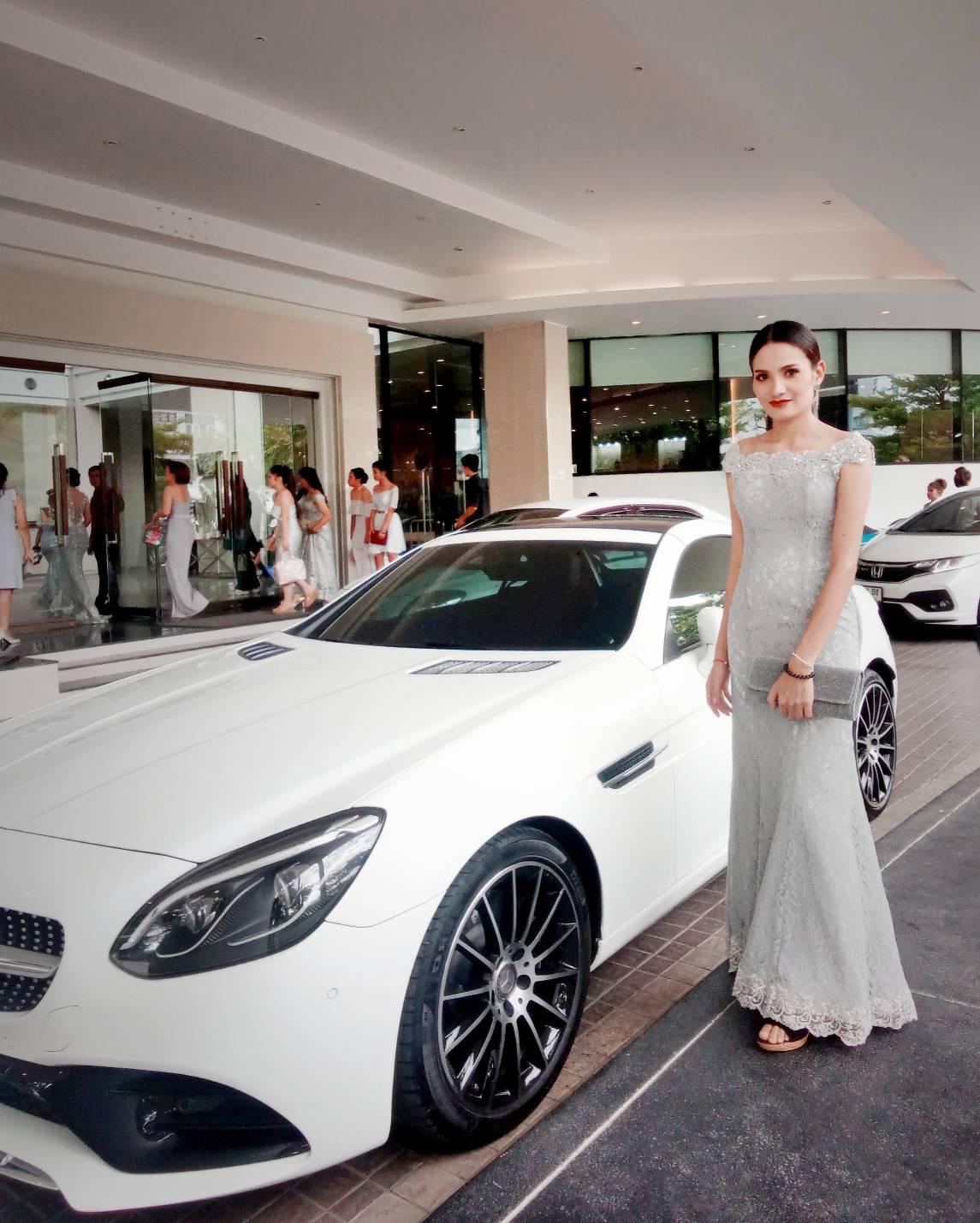 พร้อมเช่า ชุดราตรียาว แบบปาดไหล่ เข้ารูป ทรงหางปลา สีเทา ผ้าลูกไม้ แต่งเลื่อมสุดหรู (เชือกผูกหลัง)