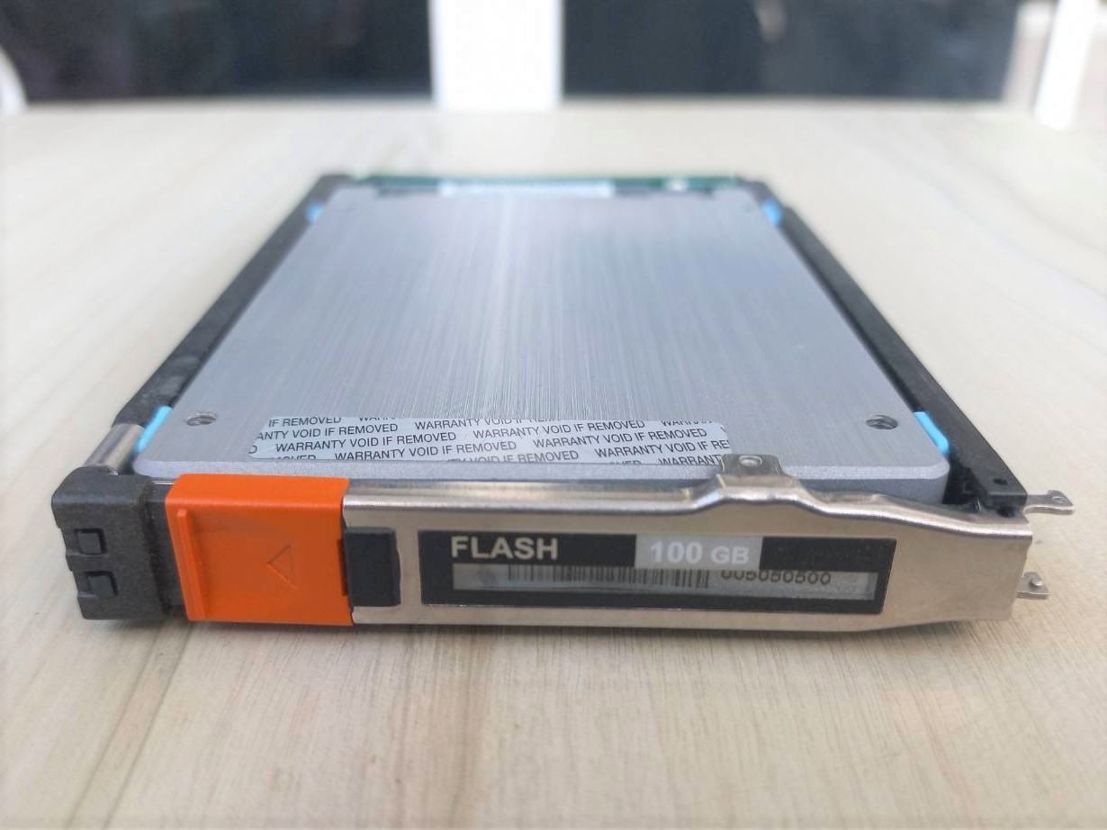 005050500 EMC 100GB Flash 2.5 SAS 6Gbps Solid State Drive EMC VNX w tray BH01.