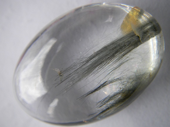 QU0017 QUARTZ แก้วขนเหล็ก เกาะกลุ่มขึ้นเป็นแท่งแก้วขนเหล็ก พลิ้วแยกปลายสวย แก้วเนื้อใส ขนาดเม็ดแก้ว 20.44x29.75x10.84 mm. นน.45.42 ct. ขายแล้ว