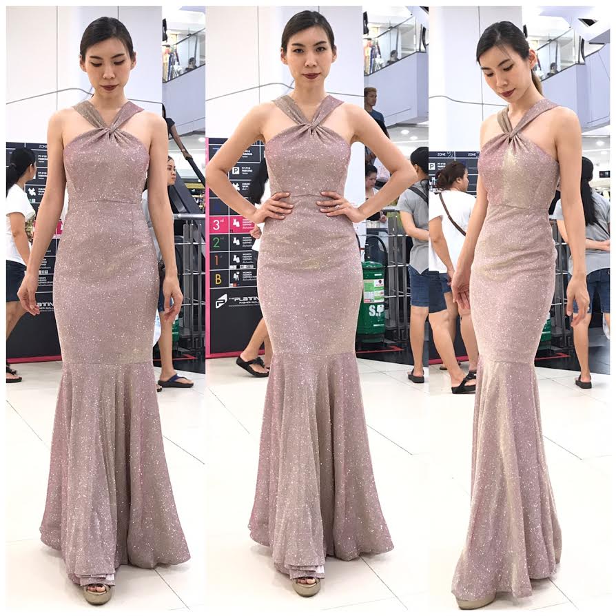 พร้อมเช่า ชุดเดรส คล้องคอ ทรงหางปลา ผ้า glitter ระยิบระยับ สีชมพู Nude