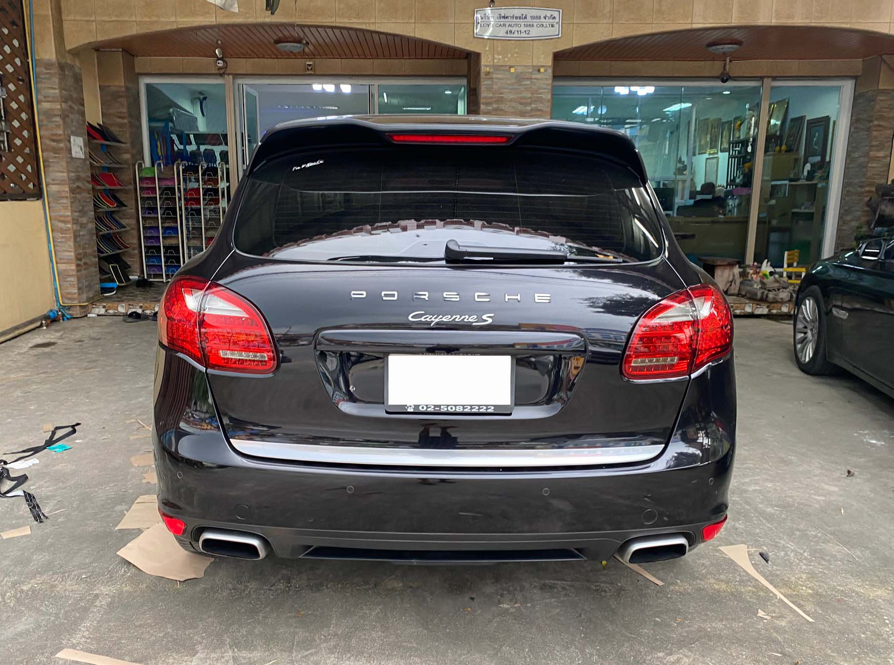 พรมรถยนต์ Porsche Cayenne 2013 ปูพรม8D สีดำด้ายทองเย็บติดกับไวนิลสีเทา เข้ารูป