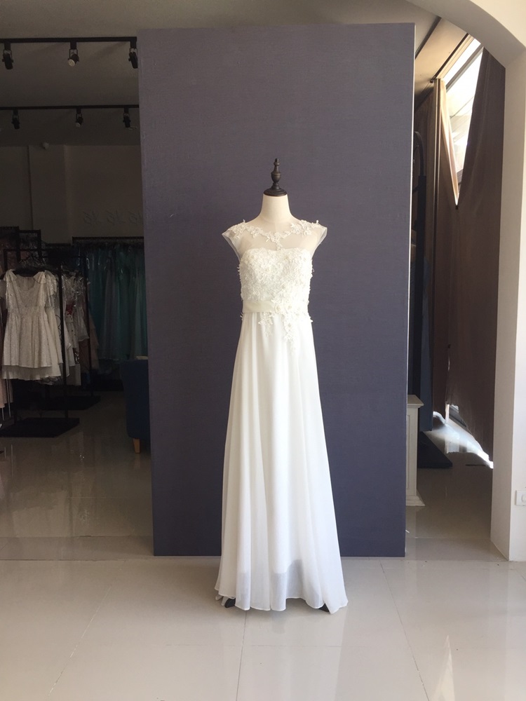 พร้อมเช่า สำหรับสาวไซส์ใหญ่ ชุดราตรียาว สีขาว คอปาด แต่งลูกไม้หรูเซาะดอก ปักลูกปัด