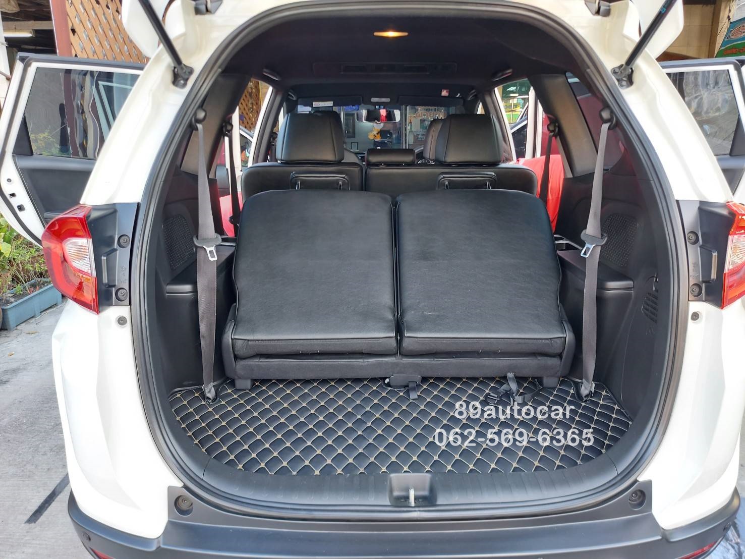 ตัดพรมในรถ Honda BR-V 7 ที่นั่ง ปูพรม7D สีดำด้ายทอง + พรมดักฝุ่นสีเทา เข้ารูป