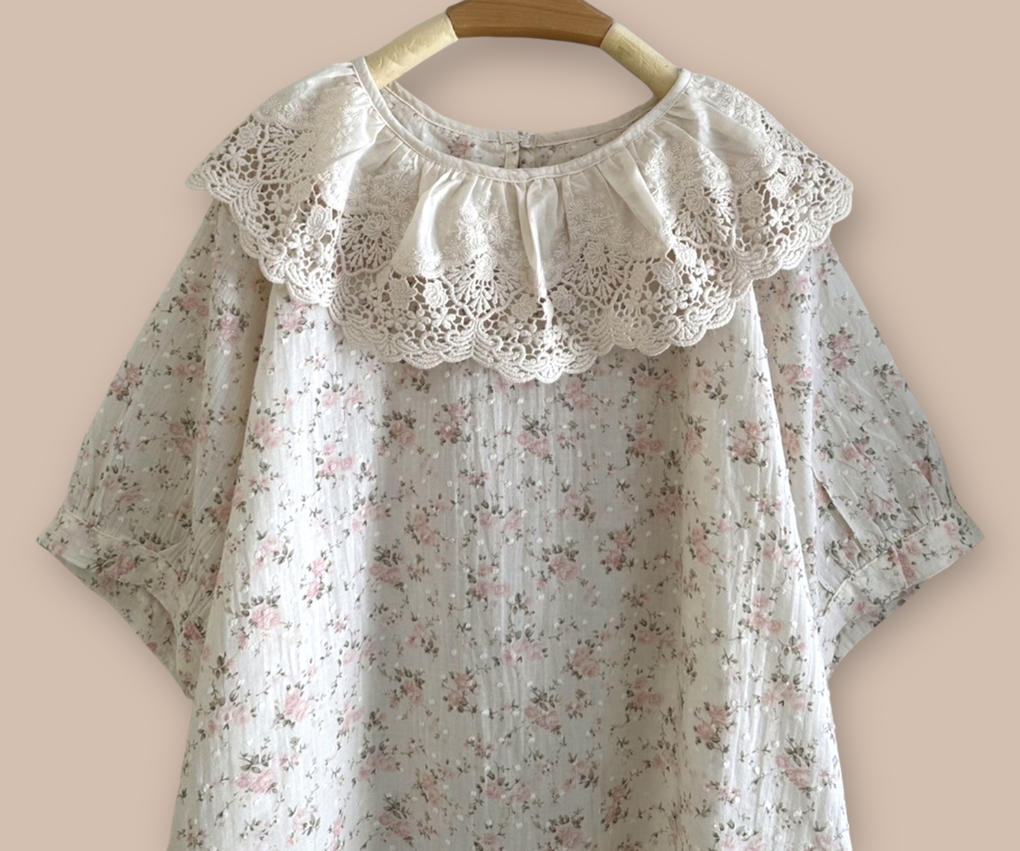 เสื้อผ้าฝ้ายลายดอกไม้แต่งปกผ้าลูกไม้