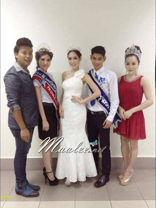 พร้อมส่ง ชุดราตรียาว ทรงหางปลา ผ้าลูกไม้ ไหล่เดียว สีขาว แต่งดอกไม้ช่วงไหล่