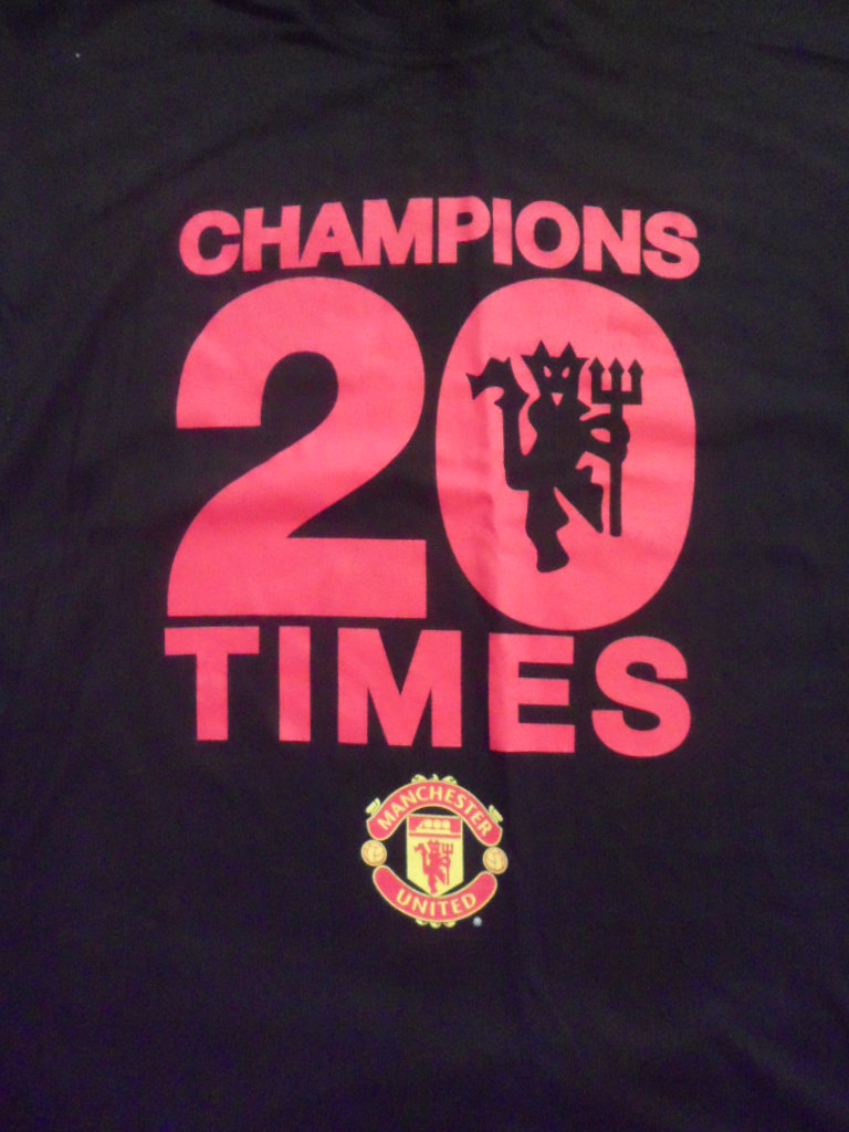 เสื้อที-เชิ๊ต (เสื้อยืดคอกลม) ฟุตบอล ทีมสโมสรแมนเชสเตอร์ ยูไนเต็ด ชุดที่ระลึก 20 TITLES EPL CHAMPIONS ใหม่ M-Size / MANCHESTER UNITED Football T-Shirt Commemorative Kit 20 TITLES EPL CHAMPIONS Jersey NEW M-Size