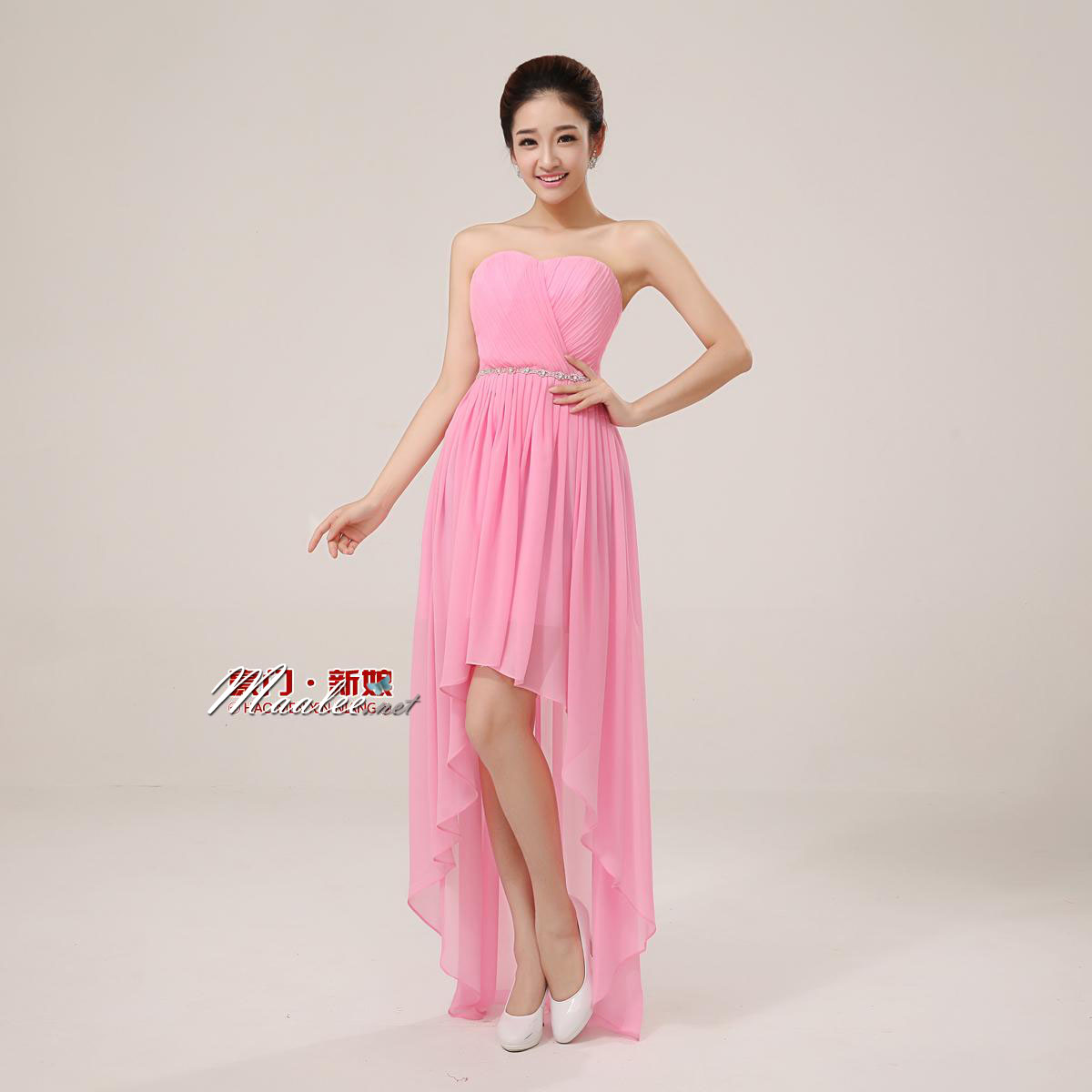 พร้อมส่ง ชุดราตรีสั้น เกาะอก หน้าสั้นหลังยาว สีชมพู Hot Pink อัดพลีตหน้าอก คาดเอวคริสตัล