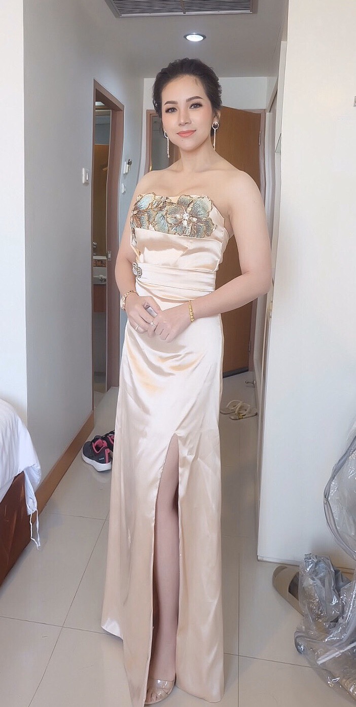 พร้อมเช่า ชุดราตรียาว สีทอง เกาะอกลูกไม้ปัก ทรงหางปลา ผ้าซาติน