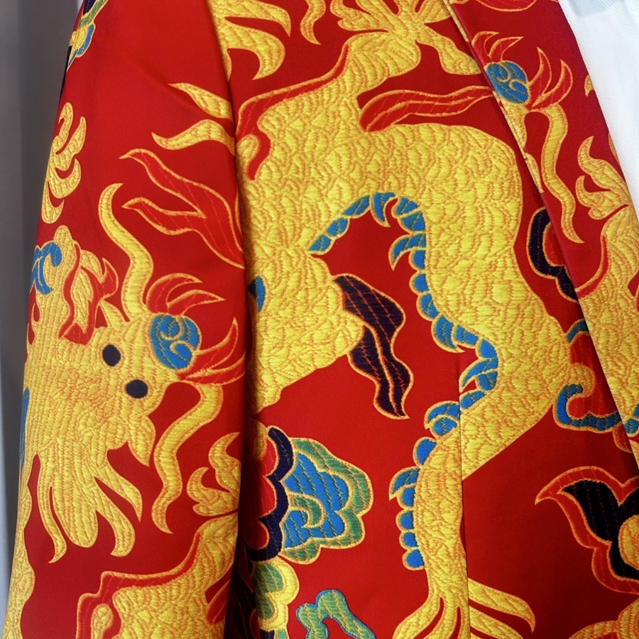 พร้อมเช่า ชุดสูทจีนชาย โทนสีส้มแดง ทอลายในเนื้อผ้า แบบหรูหรา สไตล์จีน