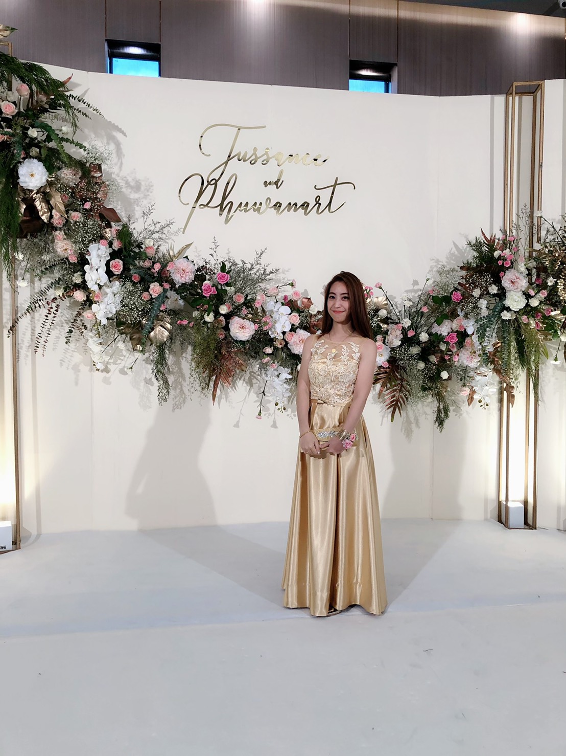 พร้อมเช่า ชุดราตรียาว สีทอง ปักลูกไม้ ด้านหลังเป็นแบบซีทรู กระโปรงผ้าซาติน