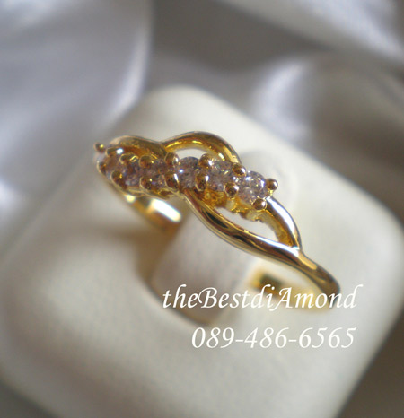 BR970+++แหวนเพชร CZ แบบไขว้ (2)+++ แบบแหวนไขว้ น่ารักๆอีกวงค่ะ ดีไซน์น่ารัก สวย เก๋ ใส่ติดนิ้วได้เลย แถมเพชรไม่ใหญ่ แต่ก็เล่นไฟสุดๆ ใส่สวยทุกนิ้วเลย