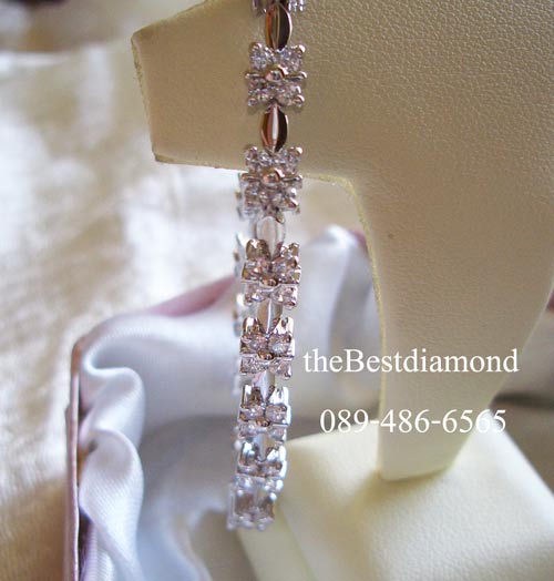 BC007RD==สร้อยข้อมือเพชรรูปดอกพิกุลรอบวง== ดีไซน์น่ารักๆ เป็นรูปดอกไม้ คั่นด้วยทองที่ออกแบบเป็นปล้องๆ ดูลงตัว งานเหมือนจริงสุดๆ หรูหราพอสมควร