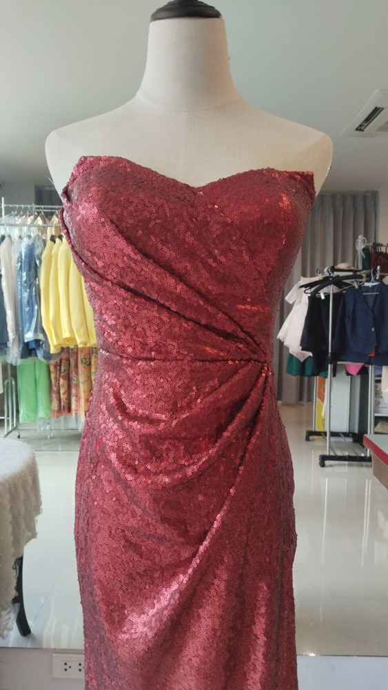 พร้อมเช่า ชุดราตรียาว ชุดเดรส เกาอก กลิตเตอร์สีแดง (เฉพาะ S,M) ไม่มีผ้าคลุม