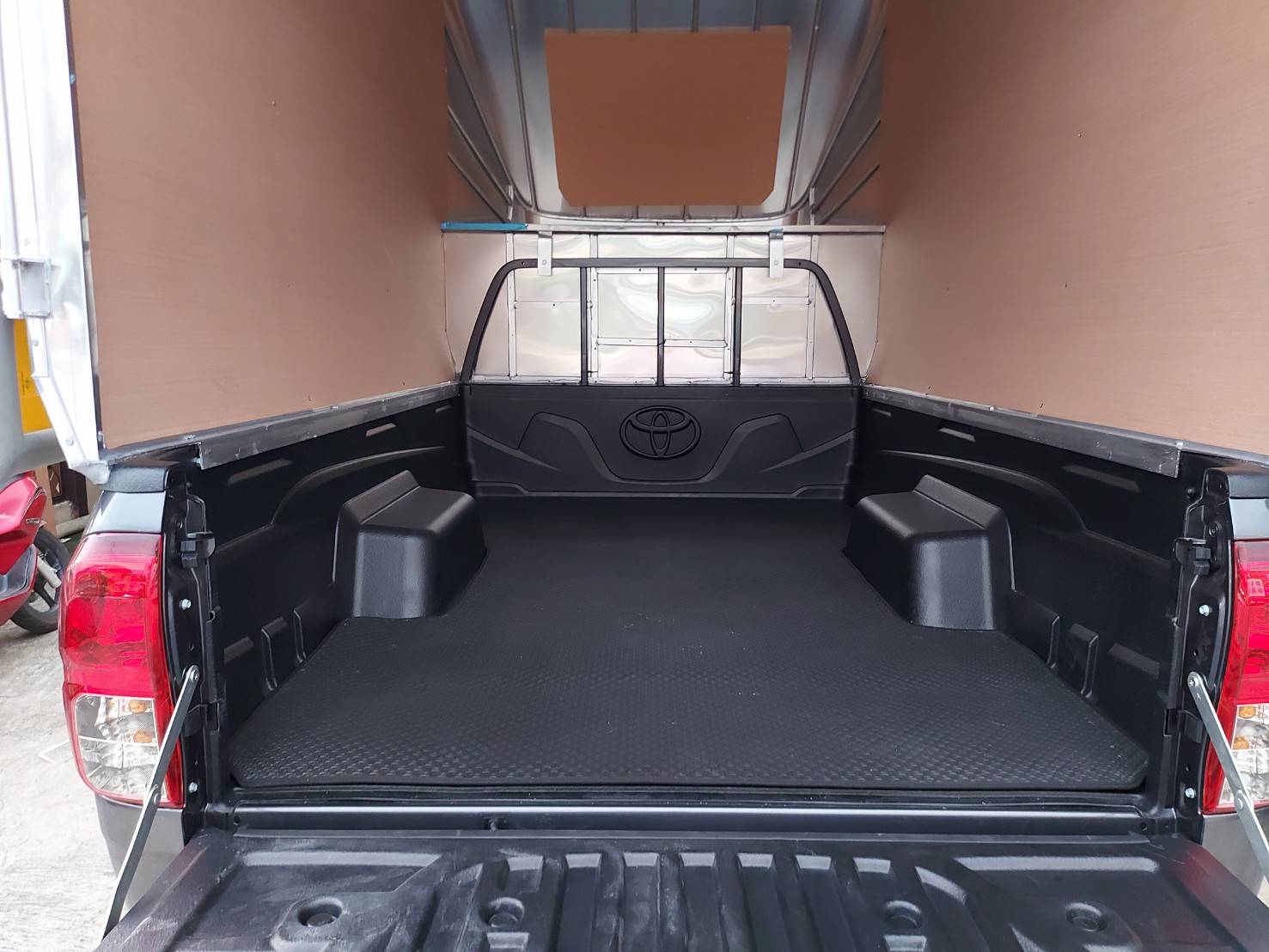 ปูท้ายกระบะ Toyota Revo ตอนเดียว จิ๊กซอว์สีดำ