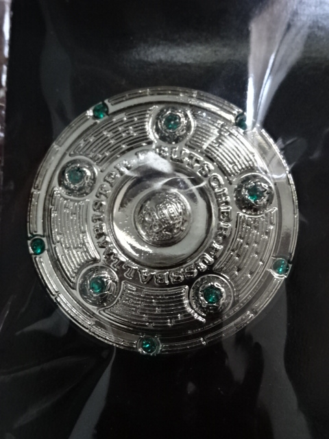 เข็มกลัด ฟุตบอล การแข่งขันบุนเดสลีกา - ถาดแชมป์บุนเดสลีกา 2D ใหม่ / ฺBUNDESLIGA National Football Tournament Pin - DEUTSCHE MEISTERSCHALE 2D NEW