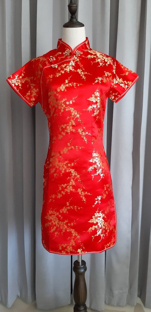 พร้อมส่ง กี่เพ้า / สั้น สีแดง ลายดอกบ๊วย Cherry Blossom ผ้าไหมจีน กุ๊นขอบ ตัดเย็บอย่างดี (L)