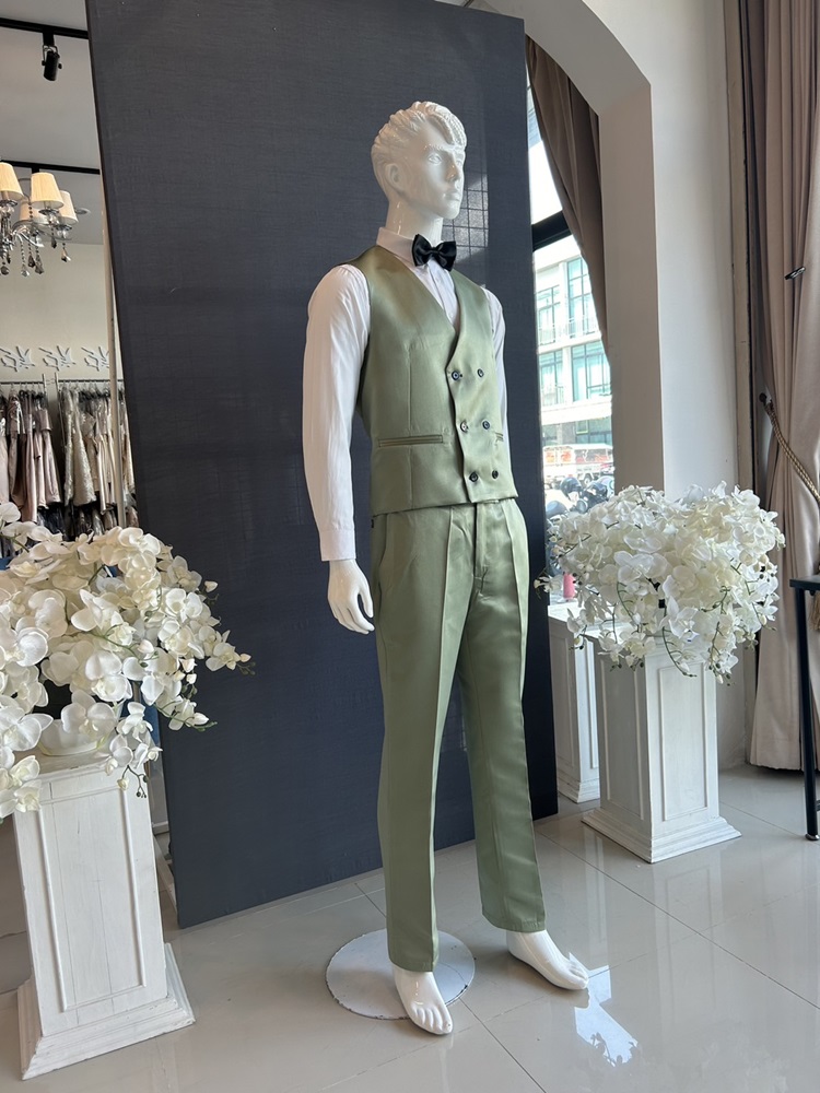พร้อมเช่า ชุดสูทสีเขียว คอแหลม 2 กระดุม พร้อมเสื้อกั๊ก