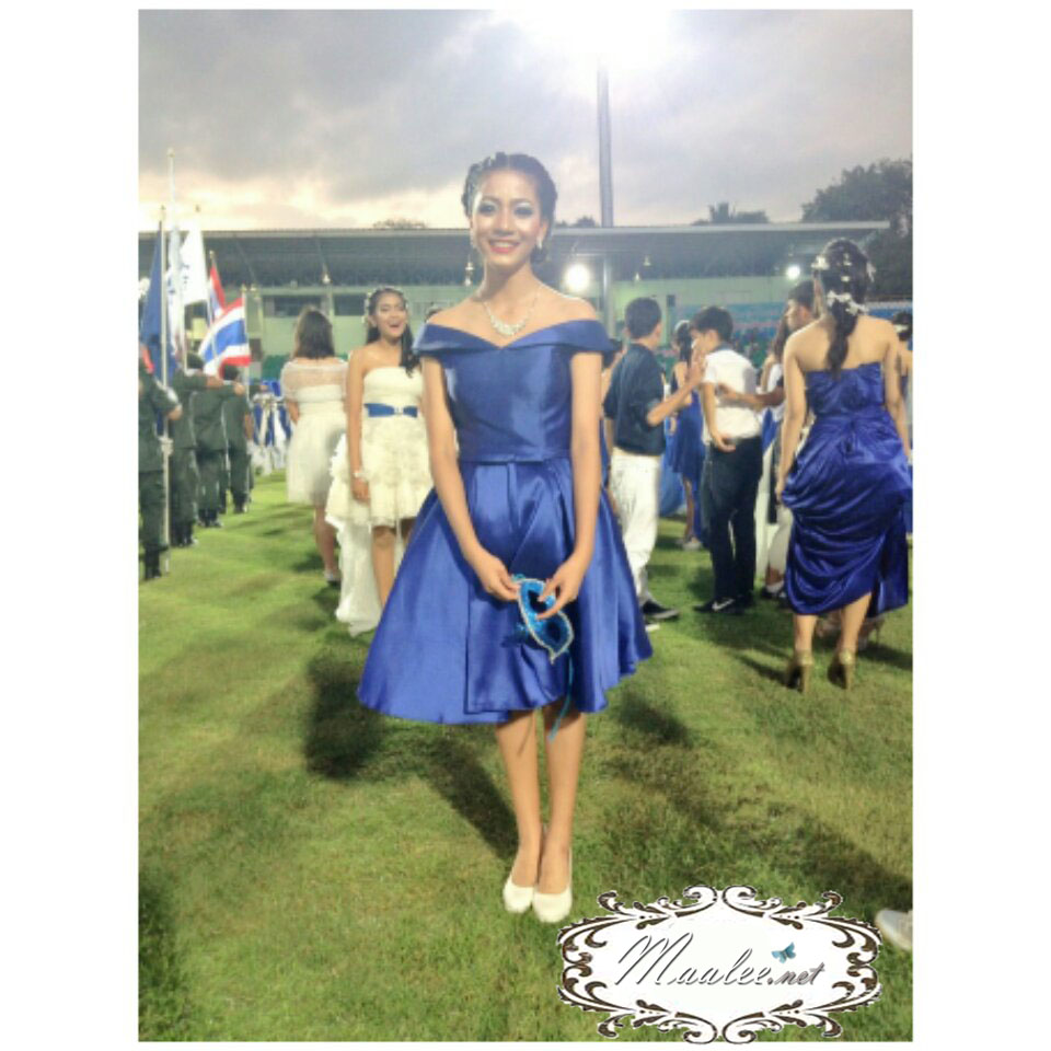 พร้อมเช่า ชุดราตรีสั้น แบบไหล่ปาด สไตล์วินเทจผ้าไหมดัชเชส กระโปรงทรงA แต่งโบว์ช่วงเอว (เชือกผูกหลัง) สีน้ำเงิน