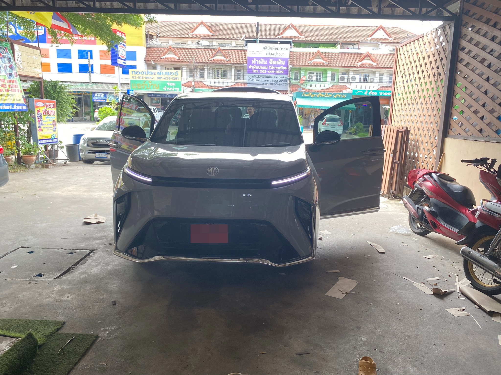 พรมปูพื้นรถตู้ Mg Maxus 9 2023 ปูพรมvvip สีดำด้ายทอง + คู่หน้าไวนิลดักฝุ่นสีเทา