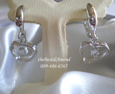 BE429RD+++ต่างหูตุ้งติ้งรูปหัวใจโปร่ง+++น่ารัก เก๋ไก๋มากๆ ด้านบนเป็นห่วงแบบเรียบๆ มีหัวใจโปร่งๆ ฝังเพชรครึ่งเดียวเป็นส่วนตุ้งติ้ง ดีไซน์น่ารักมากๆๆๆ