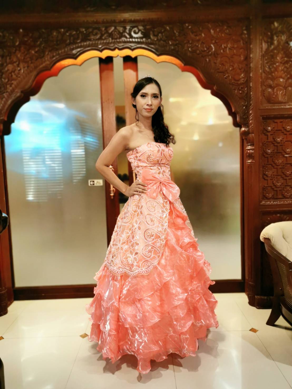 พร้อมเช่า ชุดแฟนซี ชุดราตรียาว เกาะอก สีโอโรส ผ้าแก้วพิมพ์ลายสวย กระโปรงแต่งระบาย